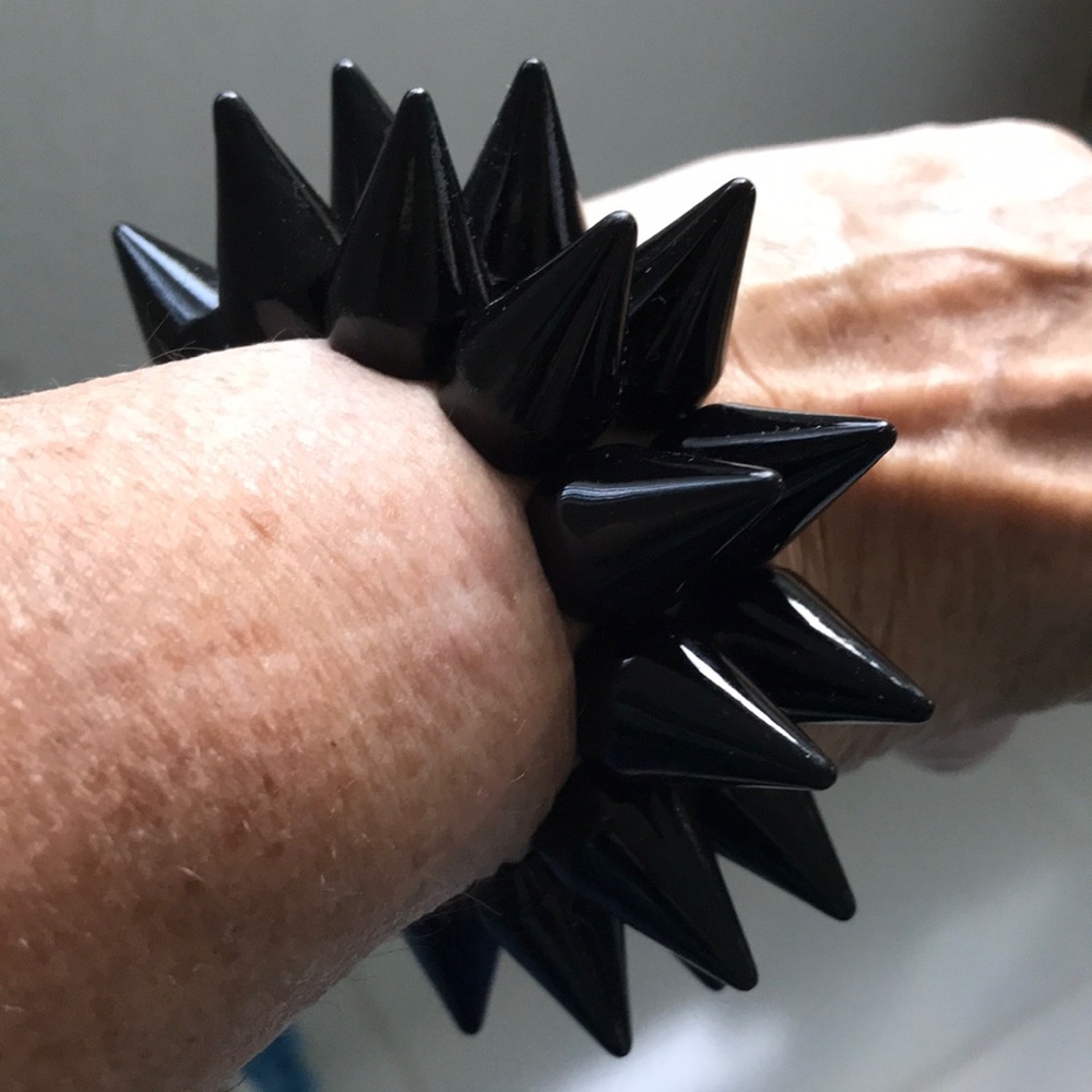 PUNK BLACK PLASTIC POINTED STRETCH BRACELET